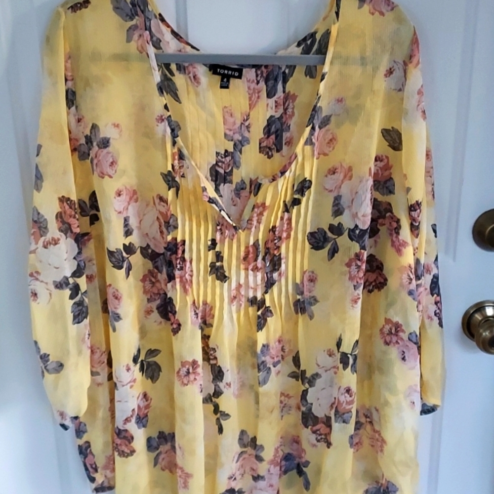 Torrid pintuck sz 4 flowy top
